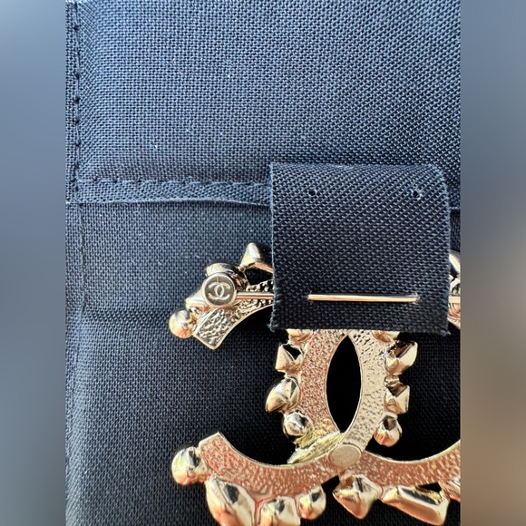 CHANEL 23P CLASSIC GOLD TONE LARGE CC LOGO CRYSTAL BAGUETTE BROOCH PIN - Picture 9 of 12